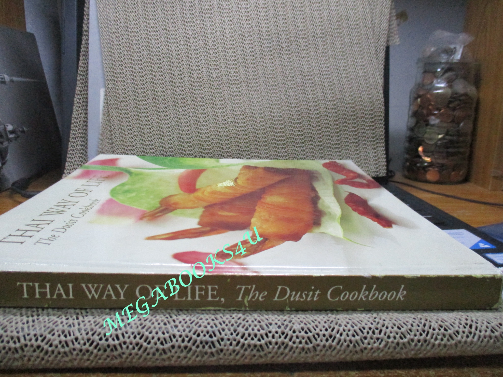 หนังสือ วิธีการปรุงอาหารไทยของดุสิต “Thai Way of Life, The Dusit Cookbook” (ปกแข็ง) ตำหนิ ตัวหนังสือมีคราบน้ำ กระดาษไม่ติด เปิดได้ตามปกติ