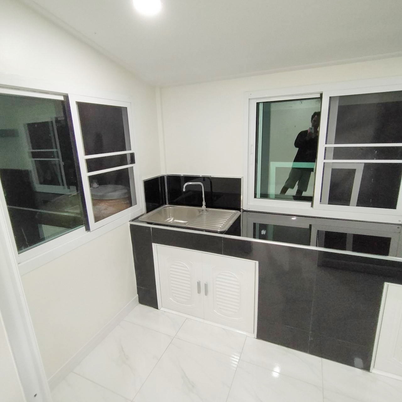 บ้านน็อคดาวน์ ขนาด 4*6 เมตร และมีครัวต่อด้านข้าง ขนาด 3*2 เมตร