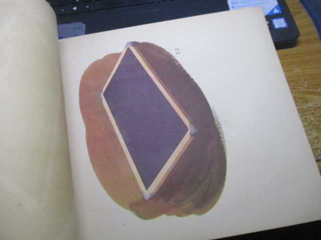 ภาพผนังสำหรับประกอบการสอน เล่ม " ไปโรงเรียน " พิมพ์ครั้งที่หนึ่ง พ.ศ.2497 ปกอ่อน ปกหน้ากรอบแหว่งตามรูป ปกหลังคิดว่าไม่มี ภาพด้านในสภาพดี มีภาพทั้งหมด 48 แผ่น แต่รูปสุดท้าย รูปในหลวง เป็นภาพที่67 ด้านในจะมีภาพซ้ำบ้าง หมายเลข ซ้ำบ้าง