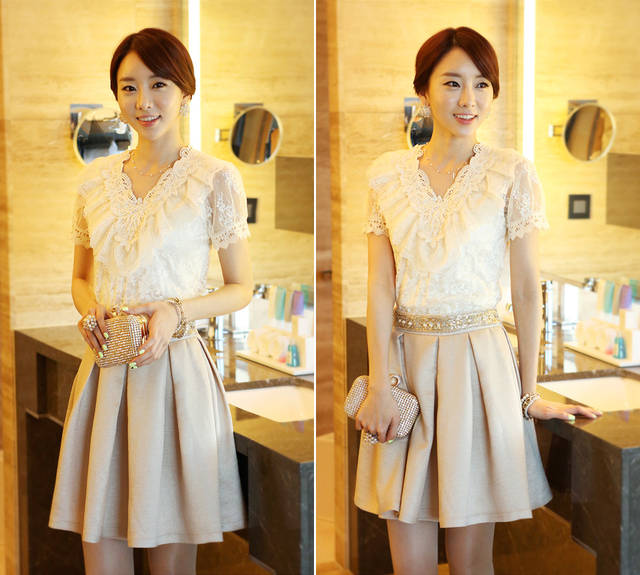 **หมดค่ะ** เสื้อผ้าลูกไม้สีขาวแขนสั้นแต่งระบายลูกไม้ที่หน้าอกแต่งมุกคอวี มีซับในสวยเหมือนแบบค่ะ