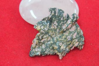 โรโดไนต์ (Rhodonite) จี้ใบเมเปิ้ล