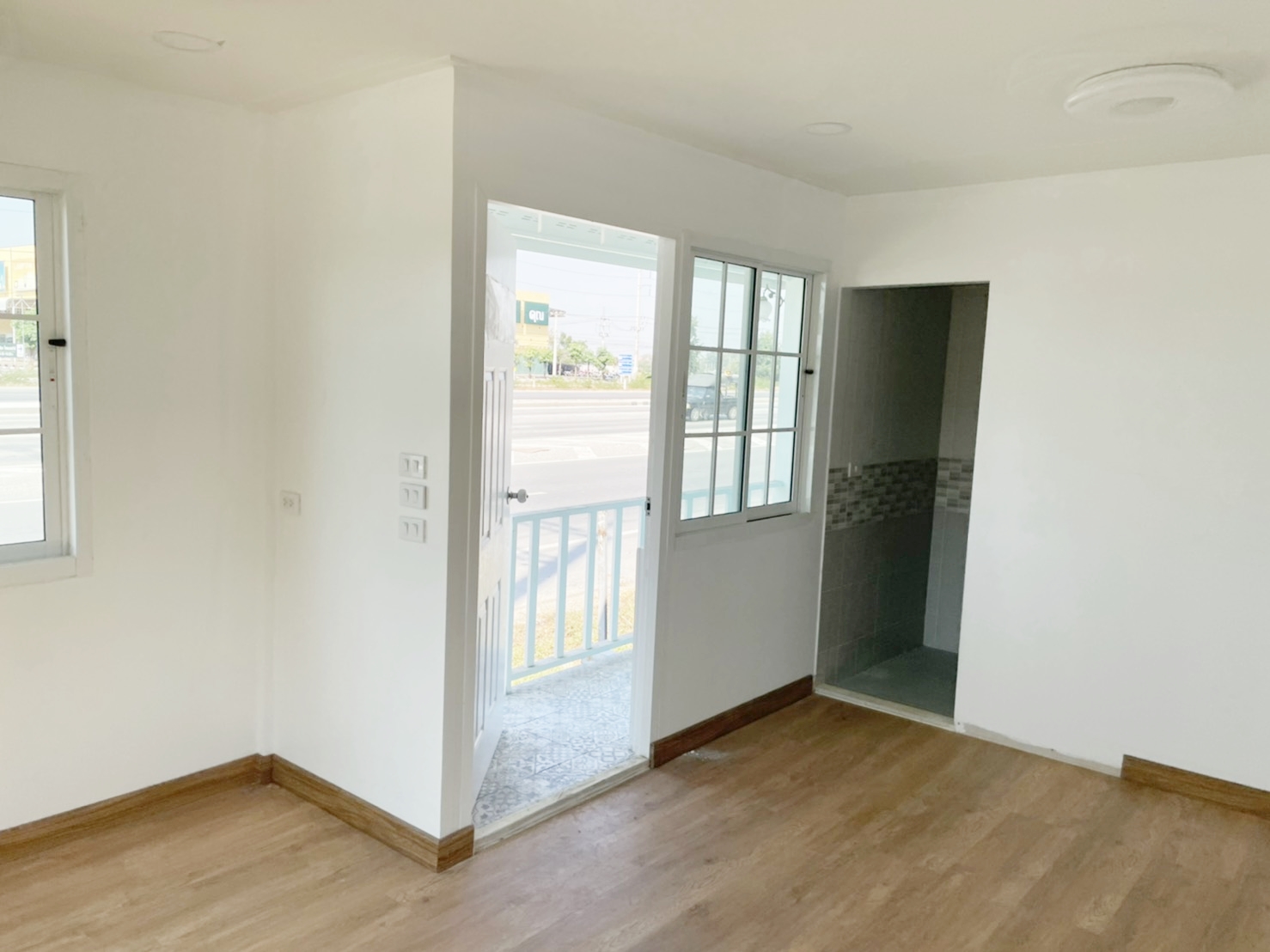 บ้านน็อคดาวน์ ขนาด 4*6 เมตร ระเบียงภายในตัวบ้าน 1ห้องนอน 1ห้องน้ำ 1ห้องโถง