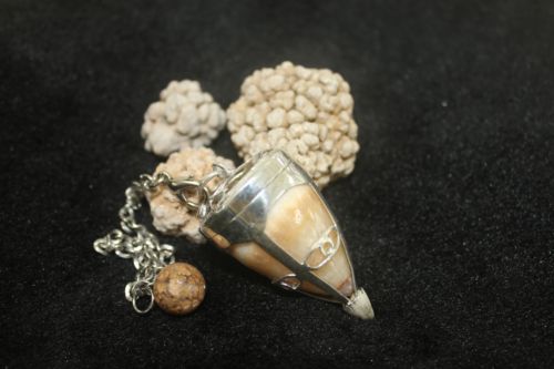 เพนดูลั่มหินพระธาตุในเกราะเงิน