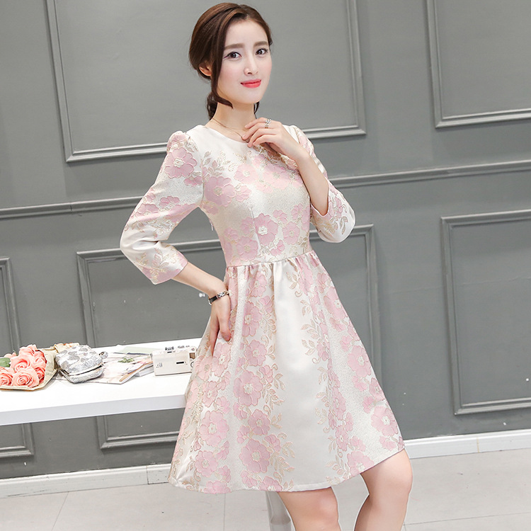 **หมดค่ะ**เดรสสีครีมผ้าทอลายดอกไม้สีชมพูเนื้อดี เนื้อนิ่ม แขนยาว มีซิบด้านข้างลำตัว ช่วงเอวเข้ารูป กระโปรงทรงเอ มีซับใน สวยหรู มากๆๆเลยค่ะ