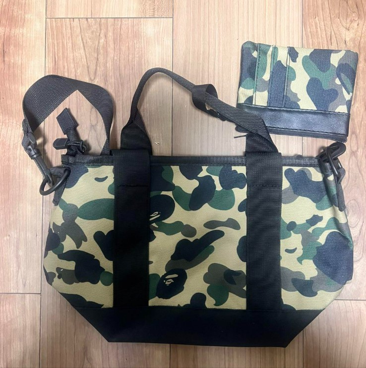A Bathing Ape® 2021 AUTUMN/WINTER COLLECTION Stroll Tote & Mini Wallet กระเป๋าถือพร้อมสายสะพาย และกระเป๋าใบเล็ก
