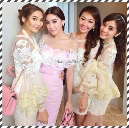 ***พร้อมส่ง***ชุดเสื้อกระโปรงสำหรับใส่ไปงานแต่งสีชมพูหวาน ตกแต่งลูกไม้ สวยหรูมากค่ะ