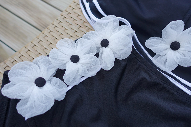 **พร้อมส่ง**บิกินี่ชุดว่ายน้ำทูพีซ two-pieces สีดำ เล่นดีเทล sexy เล็กๆ แต่งระบายผูกโบว์เล็กๆ น่ารักรูปดอกไม้สีขาวที่คอ พร้อมกางเกงเอวสูงแต่งดอกไม้ สดใสน่ารักรับลมทะเล สวยเหมือนแบบค่ะ