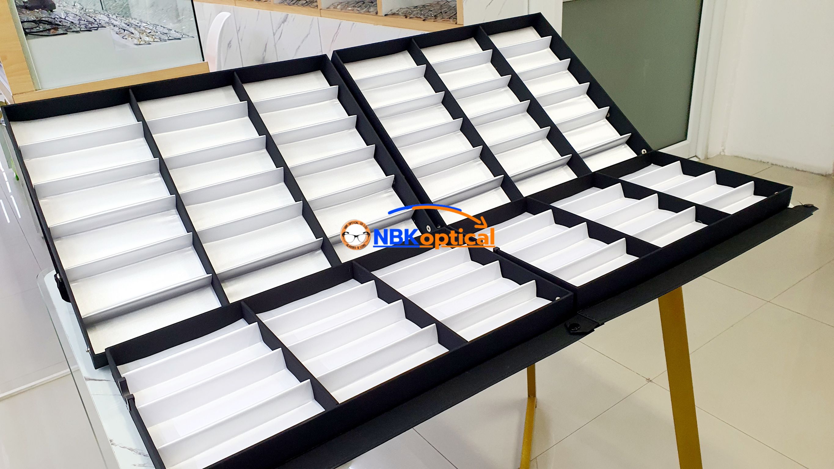 ถาดใส่โชว์แว่นตา มีฝาปิด วางต่อกัน