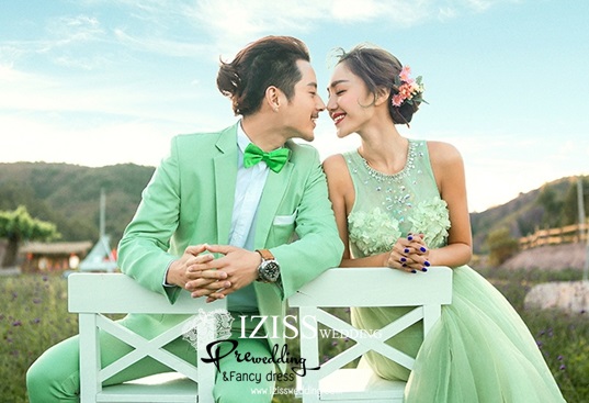 PW330 - **พรีออเดอร์ค่ะ** ชุดคู่ถ่ายพรีเวดดิ้ง (prewedding dress) & ชุดแต่งงานแฟนซี (Fancy wedding dress)ชายหญิง "ธีมสีเขียว"