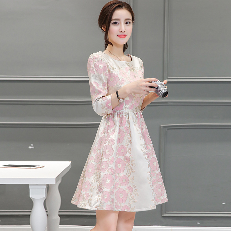 **หมดค่ะ**เดรสสีครีมผ้าทอลายดอกไม้สีชมพูเนื้อดี เนื้อนิ่ม แขนยาว มีซิบด้านข้างลำตัว ช่วงเอวเข้ารูป กระโปรงทรงเอ มีซับใน สวยหรู มากๆๆเลยค่ะ