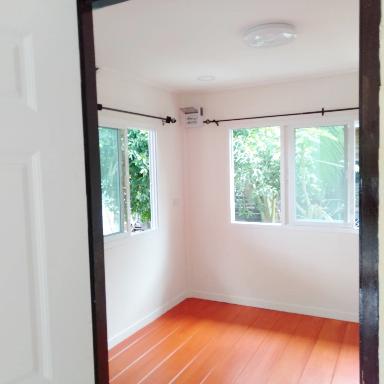 บ้านน็อคดาวน์ หลังนี้ ขนาด 4*6 เมตร พร้อมระเบียงหลังคาคุม ขนาด2*6เมตรเต็มหน้าบ้าน และระเบียงขนาด 2*3 เมตร