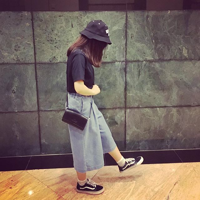VANS OFF THE WALL x MINI กระเป๋าสะพายหนัง มีช่องใส่บัตร เงิน และโทรศัพท์ สายสะพายถอดได้