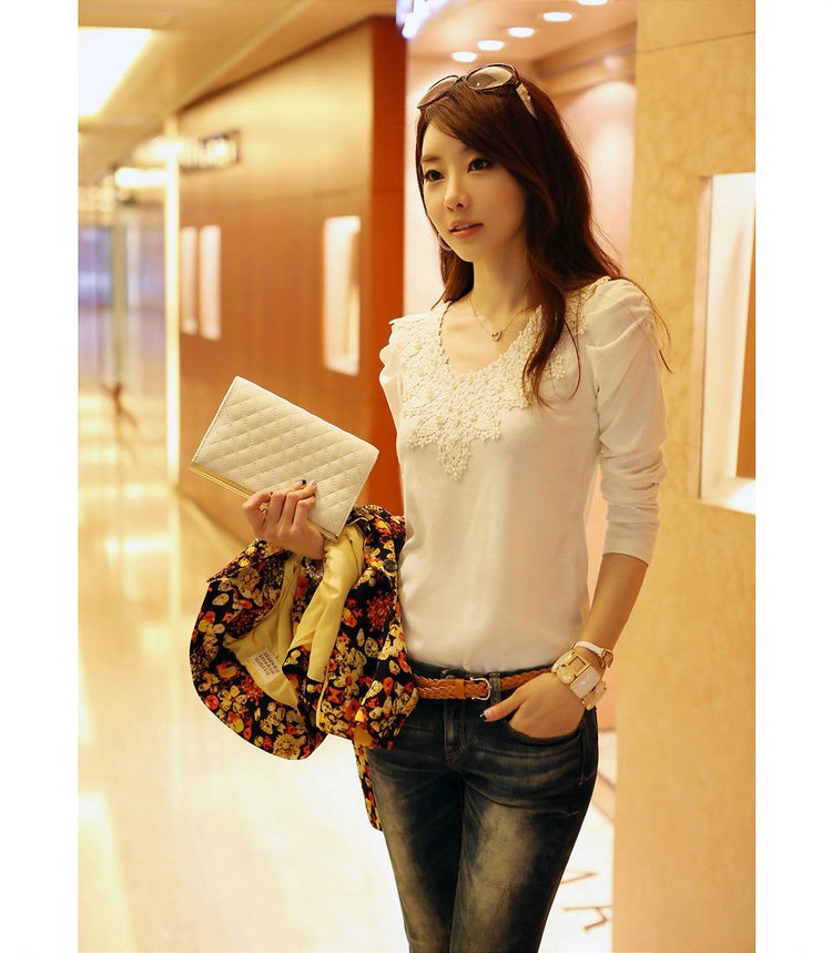 ***หมดจร้า***เสื้อผ้านิตติ้งสีขาวแขนยาว รอบคอปักลุกไม้น่ารักๆค่ะ