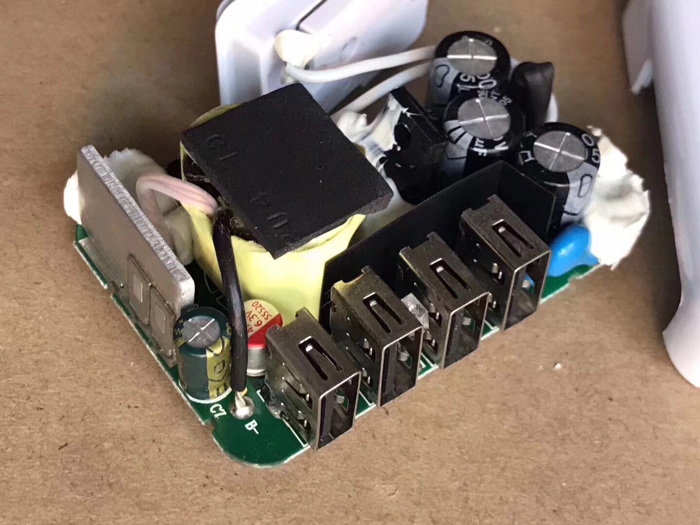 power supply adapter แหล่งจ่ายไฟแบบ USB 4 ช่อง จ่ายไฟ 5V 4A เต็ม