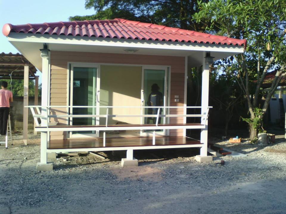 บ้านน็อคดาวน์ ทรงปั้นหยา ขนาด 4*6 เมตร ระเบียง1.2*4 เมตร (1 ห้องนอน 1 ห้องน้ำ 1 ห้องนั่งเล่น)