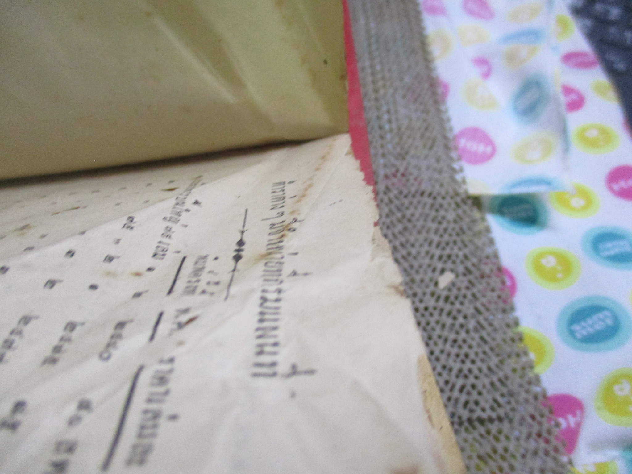 การส่งกำลังยามสงคราม พิมพ์1 พ.ศ.2485 กระดาษเคลือบสันปกเริ่มหลุดไป สภาพแข็งแรง เปิดอ่านได้ แต่ระวังนิด มีรอยแมลงกัดกินตามรูปบริเวณท้ายเล่ม