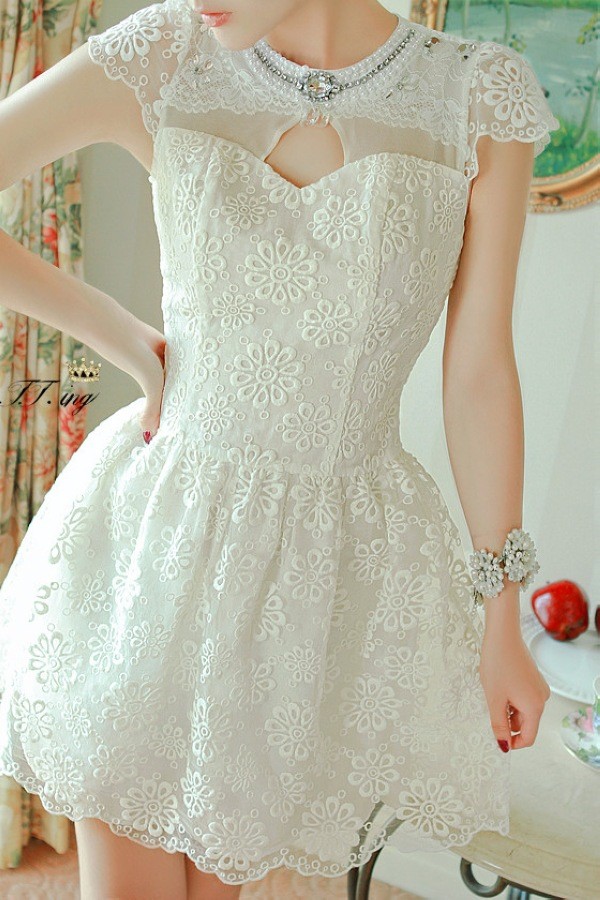 ***หมดค่ะ***เดรสผ้าลูกไม้สีขาว ปักมุกและคริสตัลรอบคอเสื้อ แขนสั้น กระโปรงบานมีซับในสวยเหมือนแบบค่ะ