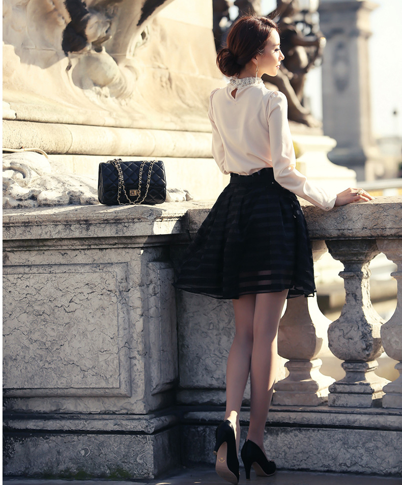 **หมดค่ะ**เสื้อใส่ทำงานผ้าชีฟองสีขาวครีมแขนยาว ดีเทลตกแต่งช่วงคอด้วยระบายแถบผ้าลูกไม้สีขาวครีม ติดเพชรล้อมรอบด้วยมุกเลื่อมสีทอง สวยคุณภาพดีเหมือนแบบค่ะ