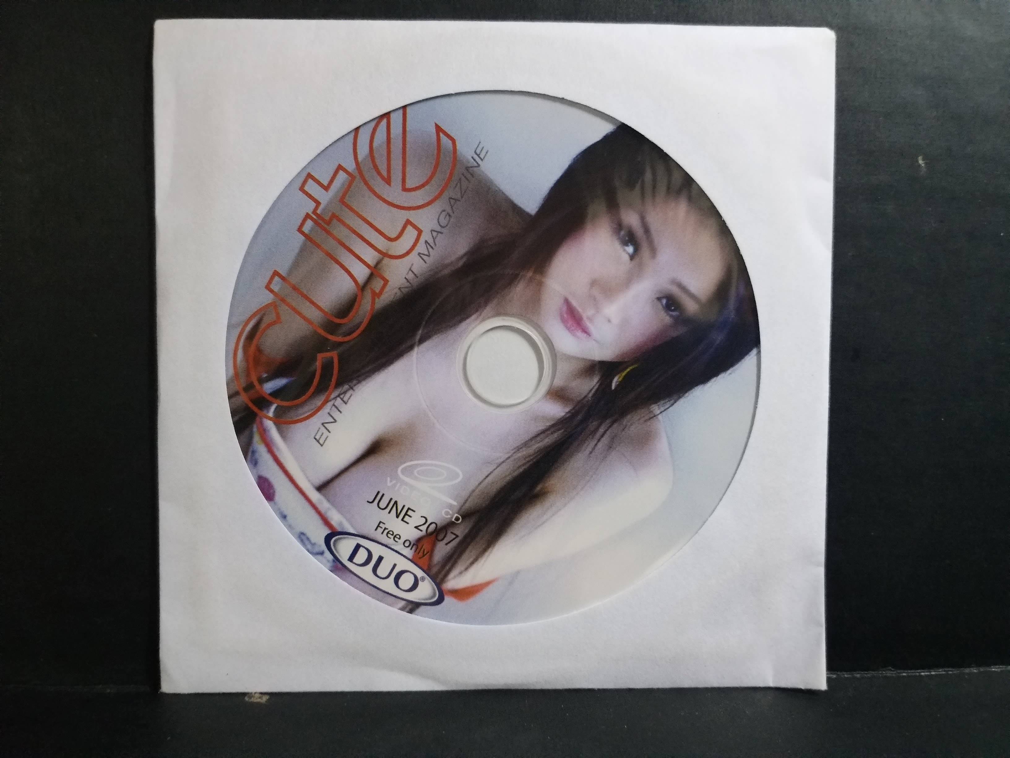 แผ่น CD เบื้องหลังนางแบบ นิตยสาร cute AUG.2005 / ความคมชัดตามยุคนั้นครับ