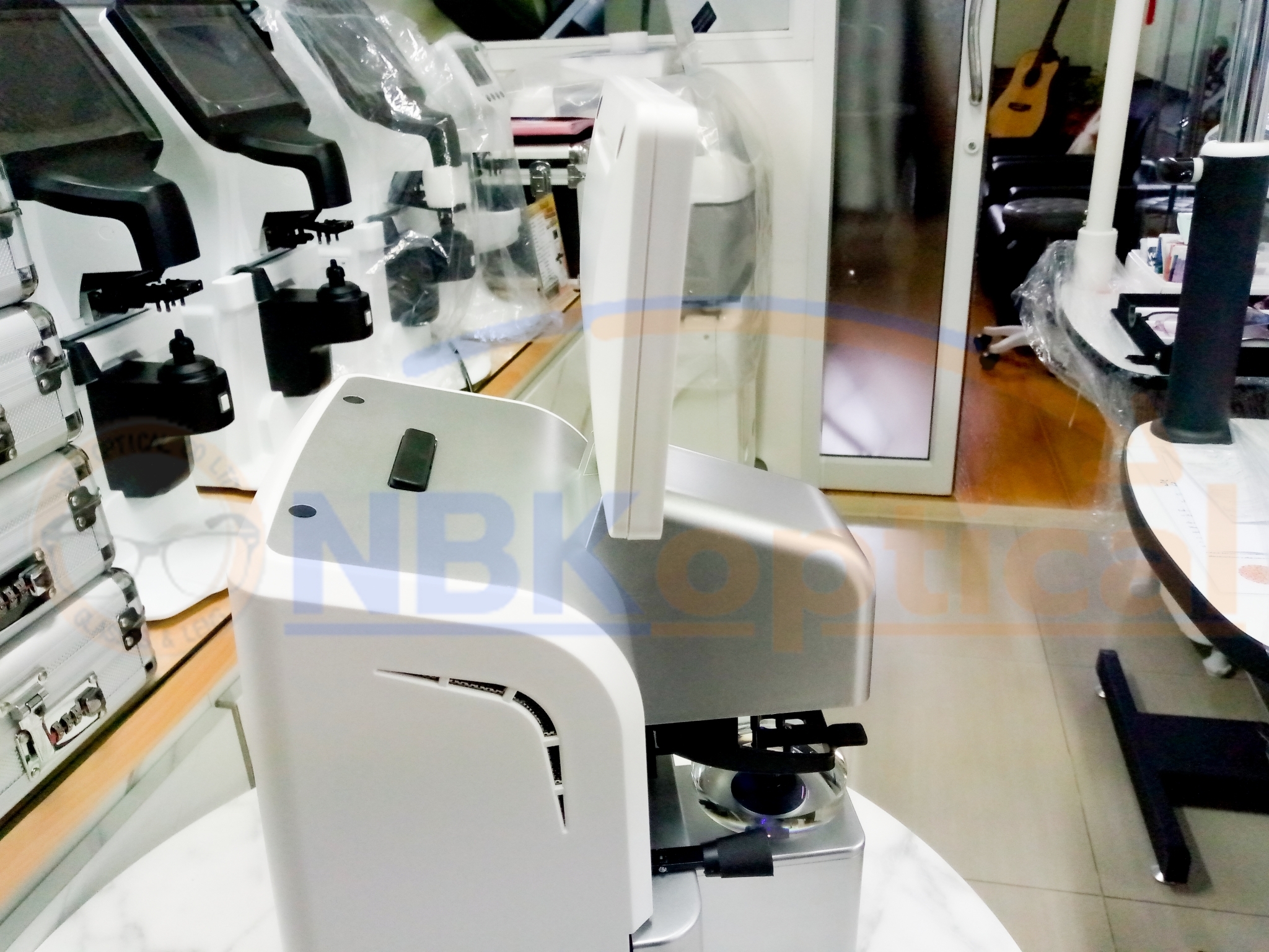 เครื่องเช็คเลนส์ออโต้ LM-900 Lensmeter