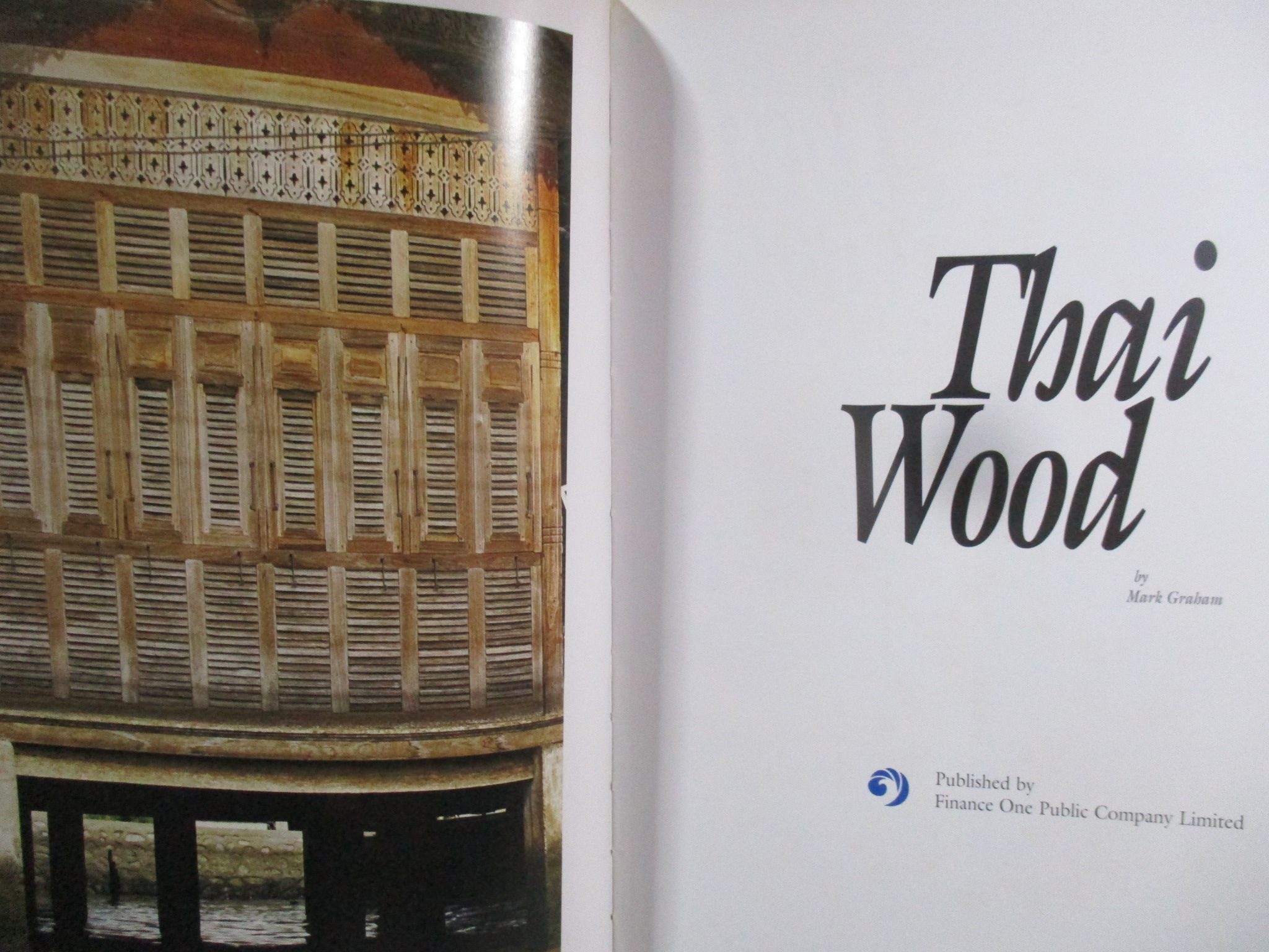 หนังสือ ศิลปะงานไม้ของไทย THAI WOOD BY MARK GRAHAM (ภาษาอังกฤษ) /สภาพดี ริมปกนอกมีขาดเล็กน้อย