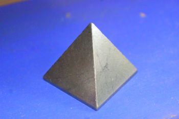 ปิรามิด ( Pyramis ) หิน Pyrite