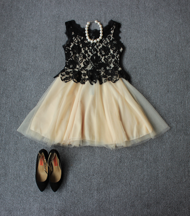 ***หมดค่ะ***เดรสตัวเสื้อผ้าลูกไม้สีดำต่อด้วยกระโปรงผ้ามุ้งสีครีมสวยเหมือนแบบค่ะ