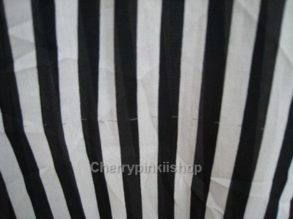 (หมดแล้วจ้า!!) เสื้อคอปกสีครีมลายทาง มีลวดลายแปลกตา เนื้อผ้าบางพริ้วดูมีสไตล์