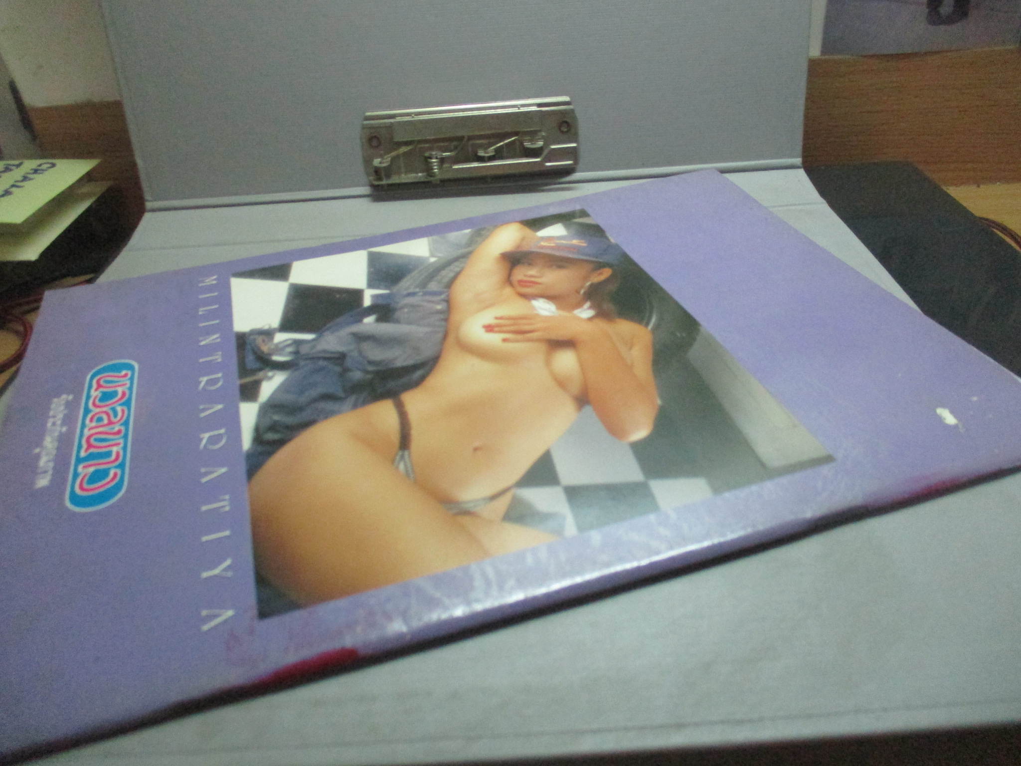 นางแบบไทย มิลินทรา รติยา เห็นบน ภาพสีทั้งเล่ม