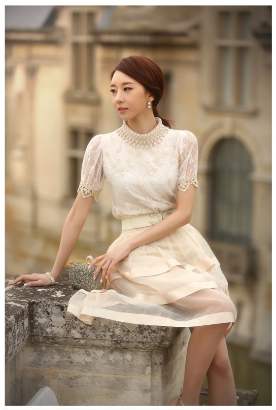 ***หมดค่ะ***เสื้อแฟชั่นผ้าลูกไม้สีขาวด้านหน้าซ้อนทับด้วยผ้าแก้วโปร่งปักลายดอกไม้สีทอง คอเสื้อและริมแขนถักโคร์เชต์สีทองดีเทลตกแต่งมุขและเพชรล้อมรอบคอติดกระดุมด้านหลัง แขนใช้ผ้าลูกไม้โปร่ง สวยหวานเหมือนแบบค่ะ