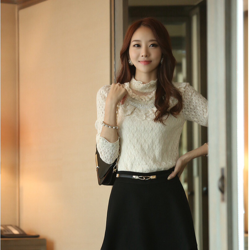 ***หมดค่ะ***เสื้อผ้าลูกไม้สีครีม แต่งมุกที่คอแต่งระบายลูกไม้ แขนยาวมีซับในสวยเหมือนแบบค่ะ