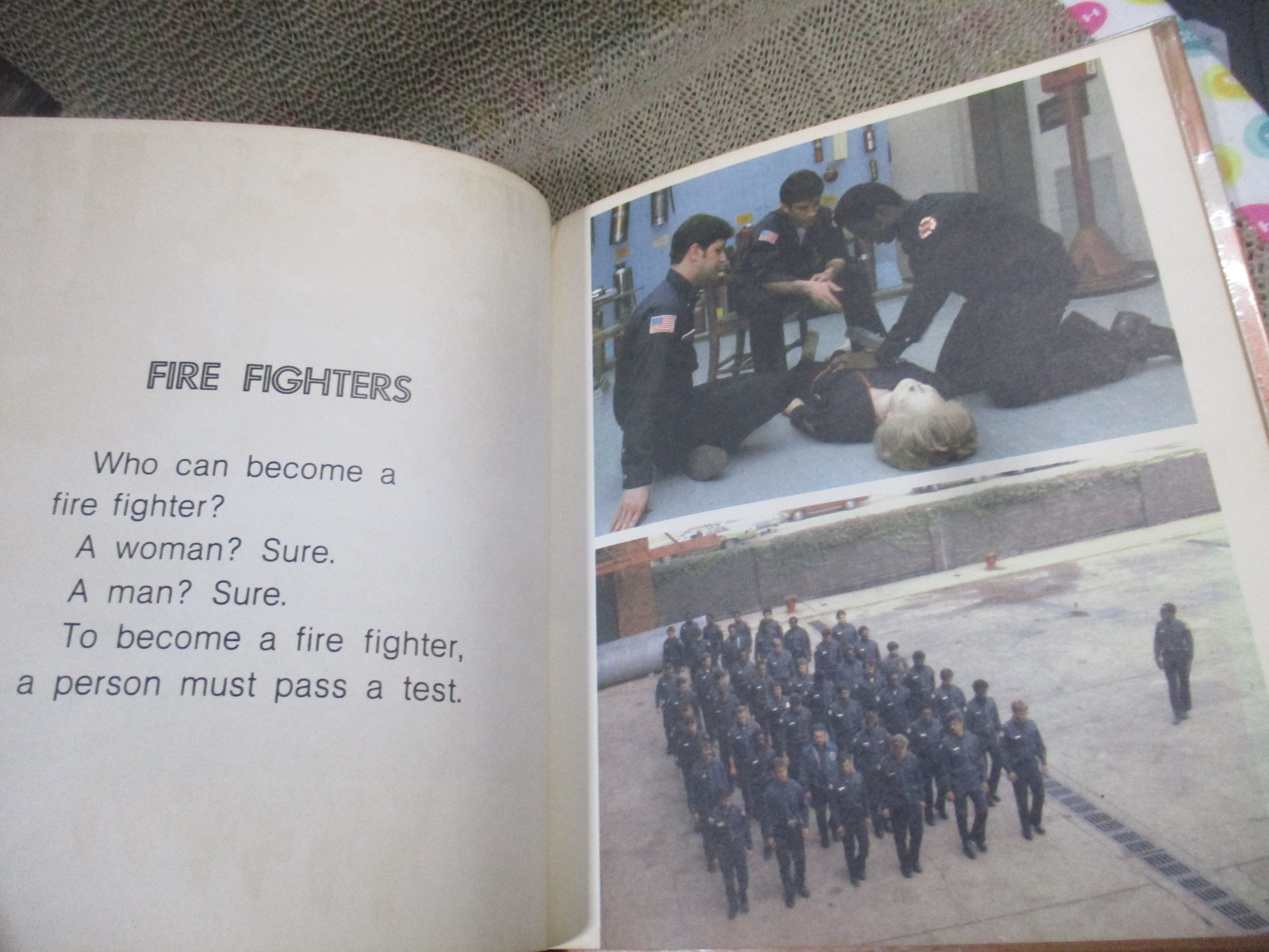 หนังสือ A New True Book : FIRE FIGHTERS (ภาษาอังกฤษ) กระดาษมีจุดเหลือง สภาพดี ห่อปกพลาสติก