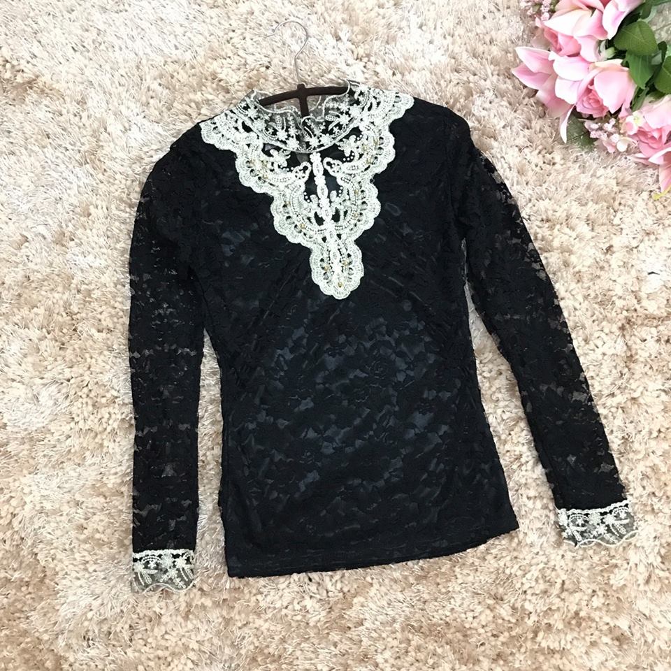***พร้อมส่งสีดำ มีจำนวนจำกัดนะคะ*** เสื้อลูกไม้ดีเทลลูกไม้เล่นดีเทลช่วงคอด้วยผ้าตาข่ายโปร่งปักดิ้นสีทอง แต่งมุกช่วงคอ รอบข้อมือตกแต่งขอบด้วยดิ้นสีทอง สวยเหมือนแบบค่ะ