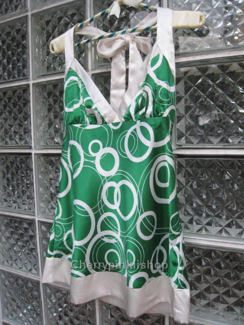 เสื้อแฟชั่นสีเขียวลายวงกลม สายเดี่ยว ผ้ามันลื่น นิ่ม สวยดูดี ผูกโบว์ที่ต้นคอด้านหลัง Made in USA