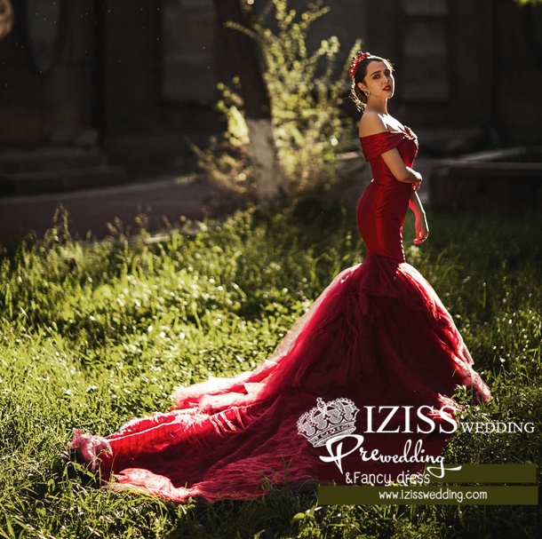PW324 - **พรีออเดอร์ค่ะ** ชุดคู่ถ่ายพรีเวดดิ้ง (prewedding dress) & ชุดแต่งงานแฟนซี (Fancy wedding dress)ชายหญิง "ธีมชุดเจ้าสาวสีแดง"