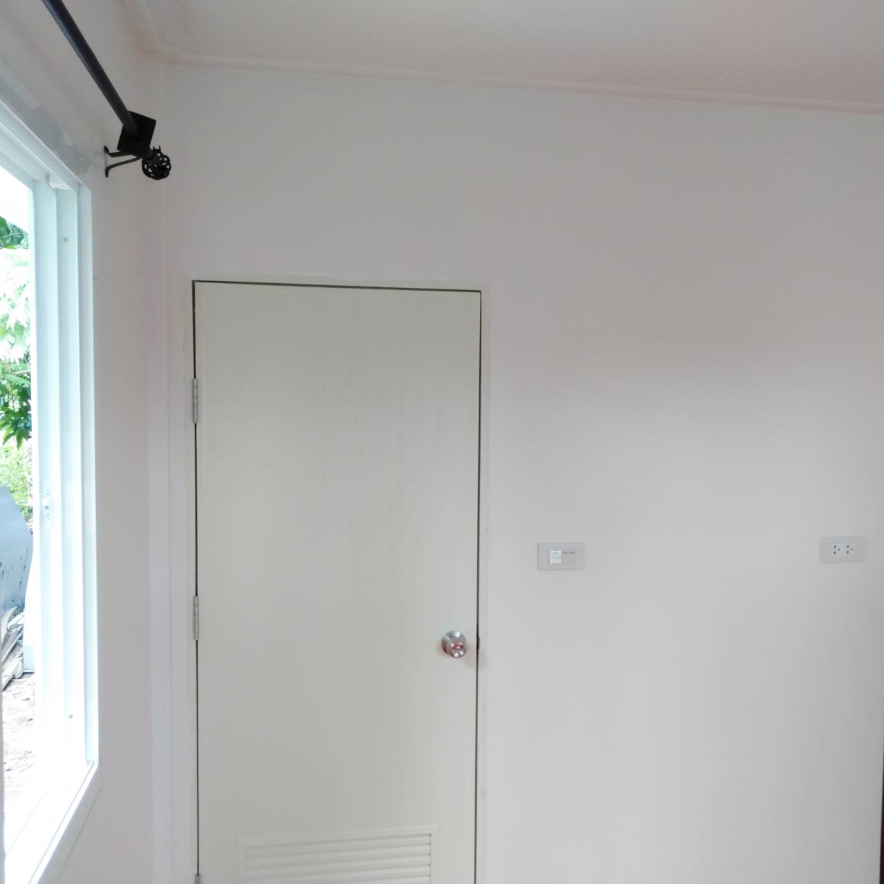 บ้านน็อคดาวน์ หลังนี้ ขนาด 4*6 เมตร พร้อมระเบียงหลังคาคุม ขนาด2*6เมตรเต็มหน้าบ้าน และระเบียงขนาด 2*3 เมตร