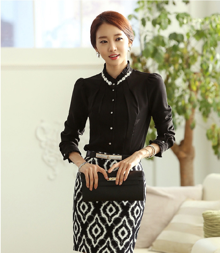 **หมดค่ะ**เสื้อใส่ทำงานผ้าสีดำเนื้อมันวาวแขนยาว ดีเทลตกแต่งช่วงคอเสื้อด้วยเพชร คอและแขนแต่งระบาย สวยคุณภาพดีเหมือนแบบค่ะ