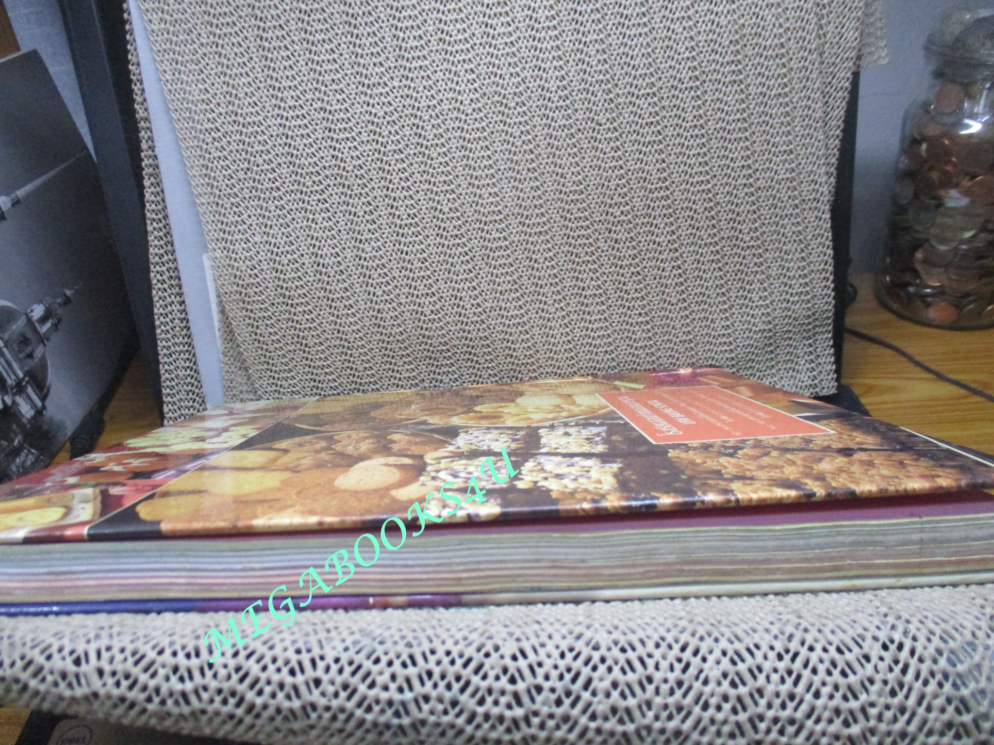 หนังสือ ตำราทำขนมจากแป้งสาลี ฉบับรวมเล่ม 1-2 และ เล่ม3 โดยบริษัท ยูไนเต็ดฟลาวมิลล์ จำกัด (ปกแข็ง)