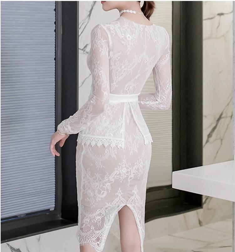 **สินค้าหมดค่ะ**เดรสผ้าลูกไม้สีขาว เนื้อนิ่ม ยืดหยุ่นได้ดีสีขาว แขนยาว ทรงสอบ เอวคาดด้วยผ้าคอตตอนผสม spandex ยืดได้ สวยมากค่ะ