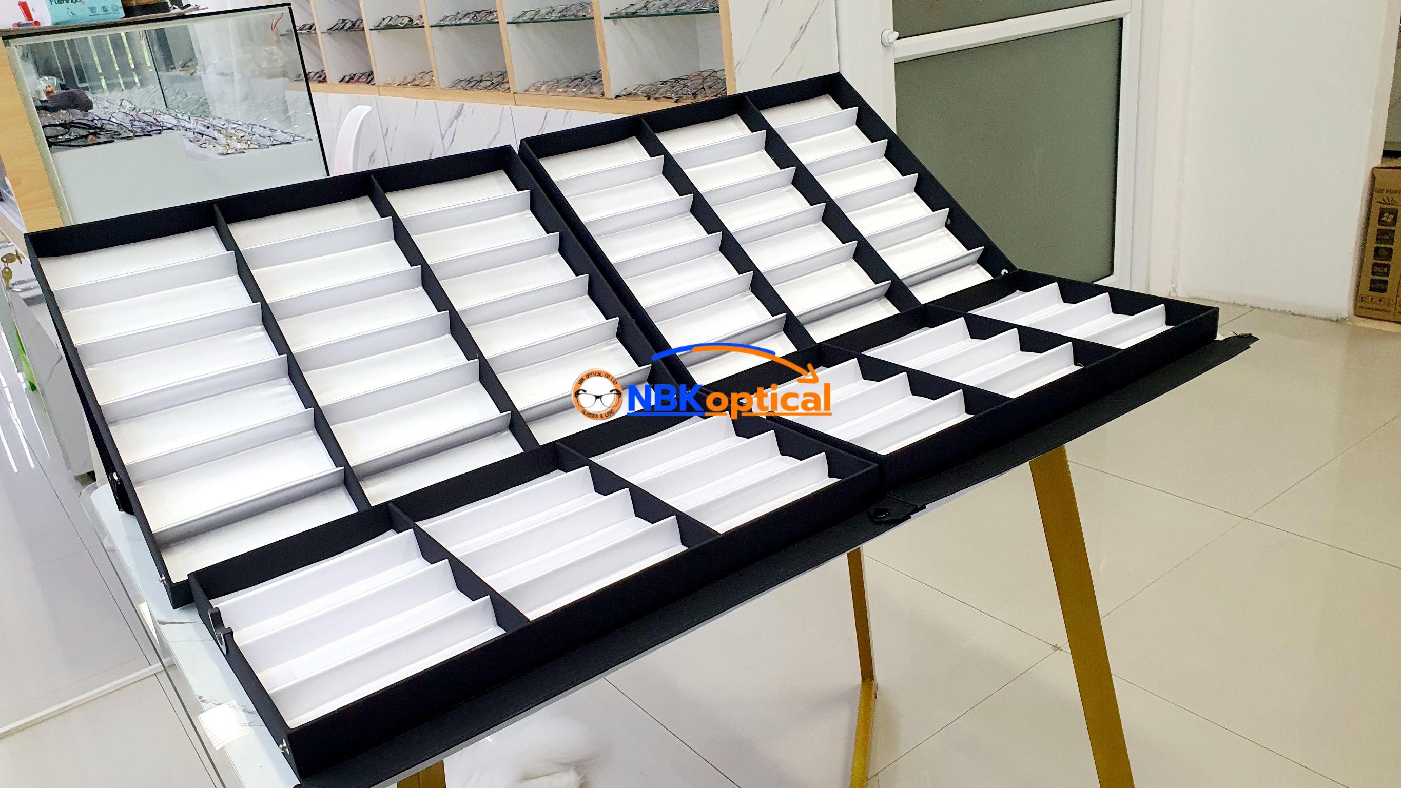 ถาดใส่โชว์แว่นตา มีฝาปิด วางต่อกัน
