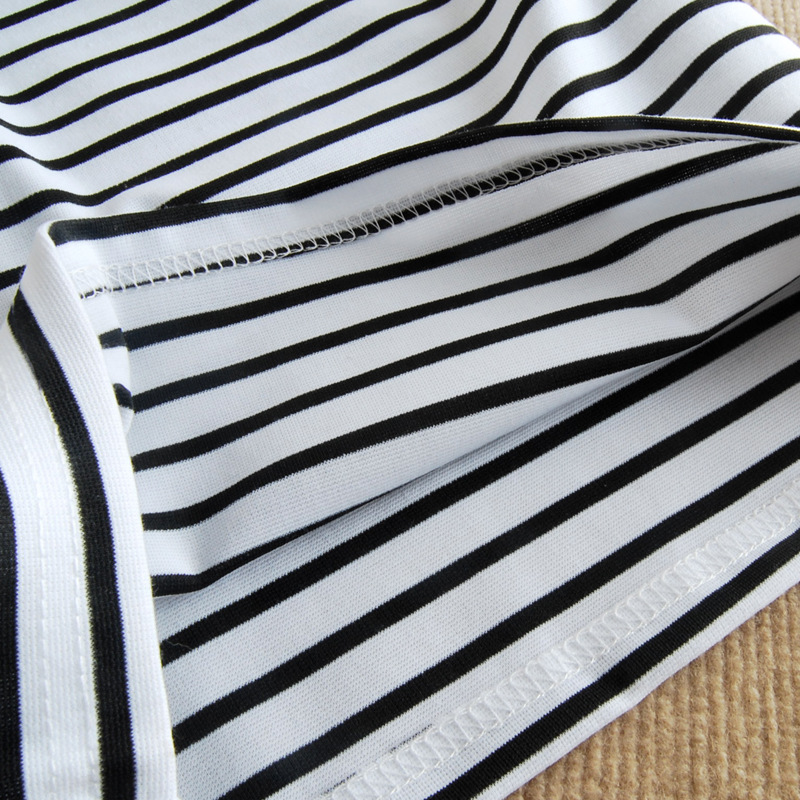 **หมดค่ะ**เดรสตัวเสื้อผ้าซีฟองสีขาว แขนปีกกว้างคอกลม ต่อด้วยกระโปรงผ้าค๊อตตอนลายขวางสีขาวดำค่ะ