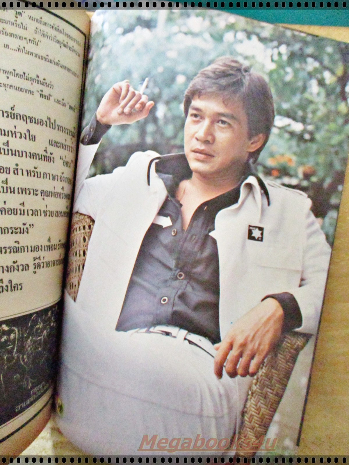 นิตยสารเพื่อนดารา ฉบับที่12 ปี2521 ปก ไพโรจน์ สังวริบุตร ลลนา สุลาวัลย์ ตำหนิ สันปกเริ่มกรอบ มุมบนซ้ายมือแหว่ง