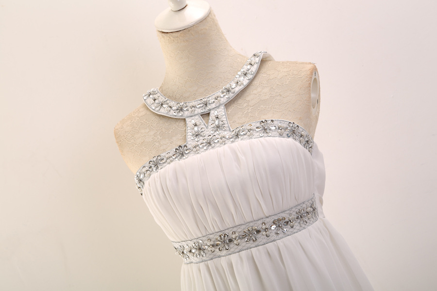 **พร้อมส่ง**เดรสชีฟองสีขาวใส่ไปงานแต่งแขนกุด ดีเทลแถบคอช่วงบนและรอบเอวเป็นผ้าชีฟอง ปักเลื่อมผสมเพชรเล็กๆ ติดมุกรียงราย สวยหวาน ติดซิปด้านหลัง มีซับใน สวยคุณภาพดีเหมือนแบบค่ะ