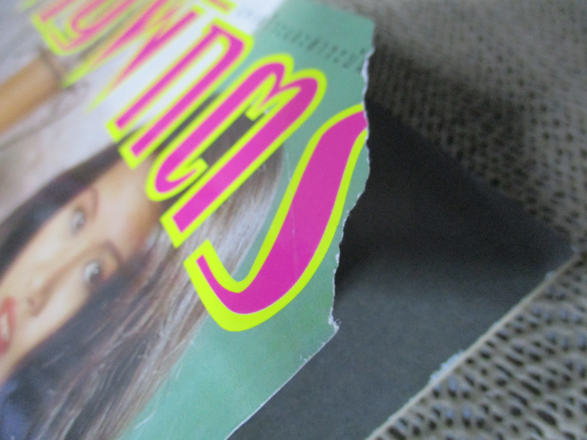 นิตยสารเพ็ญพักตร์ ฉบับที่196 / 2540 สภาพสมบูรณ์ มีรอยขาดมุมตามรูป