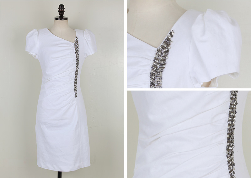 ***หมดค่ะ***เดรสผ้าเนื้อดีสีขาว ทรงสอบแต่งจีบด้านข้างปักลูกปัดแขนสั้น ติดซิปด้านหลังสวยเหมือนแบบค่ะ