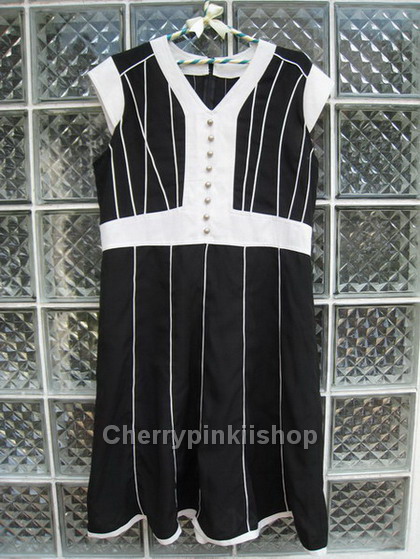 เดรสทำงาน สีทูโทน black & White ชุดเดรสคอวี Cutting เนี๊ยบ มีกระดุมหน้าเก๋ไก๋ ยี่ห้อ SABANA