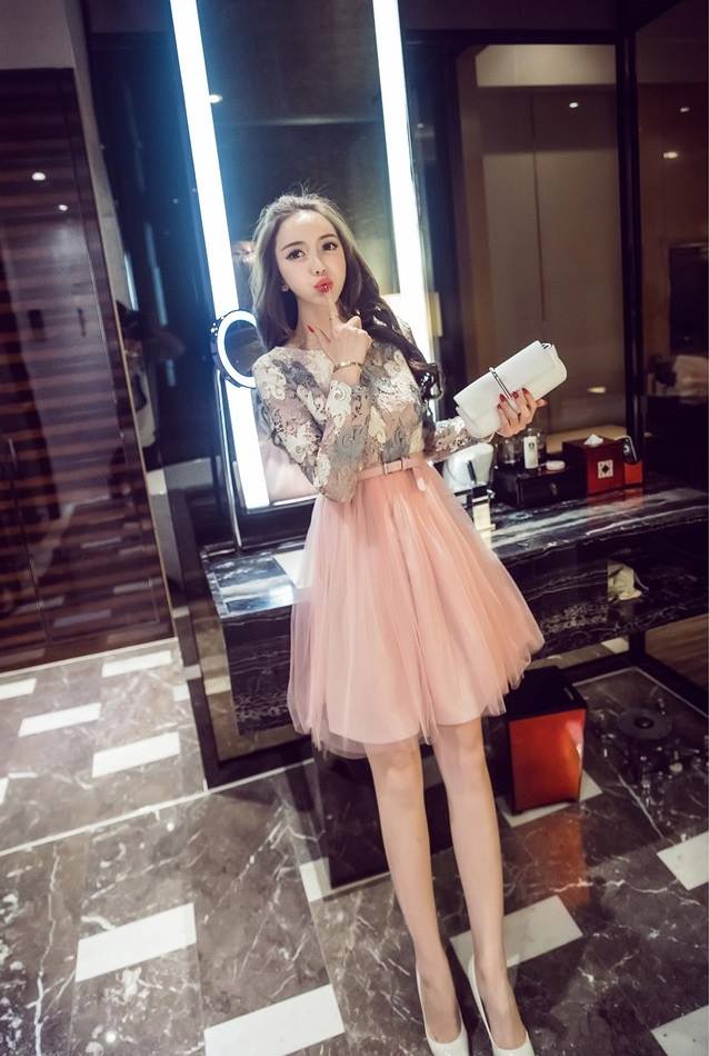 **หมดค่ะ**เดรสตัวเสื้อผ้าถักโครเชต์ลายดอกไม้ แขนยาว กระโปรงผ้ามุ้งสีชมพู มาพร้อมเข็มขัดสีชมพู เหมือนแบบน่ารักมากค่ะ