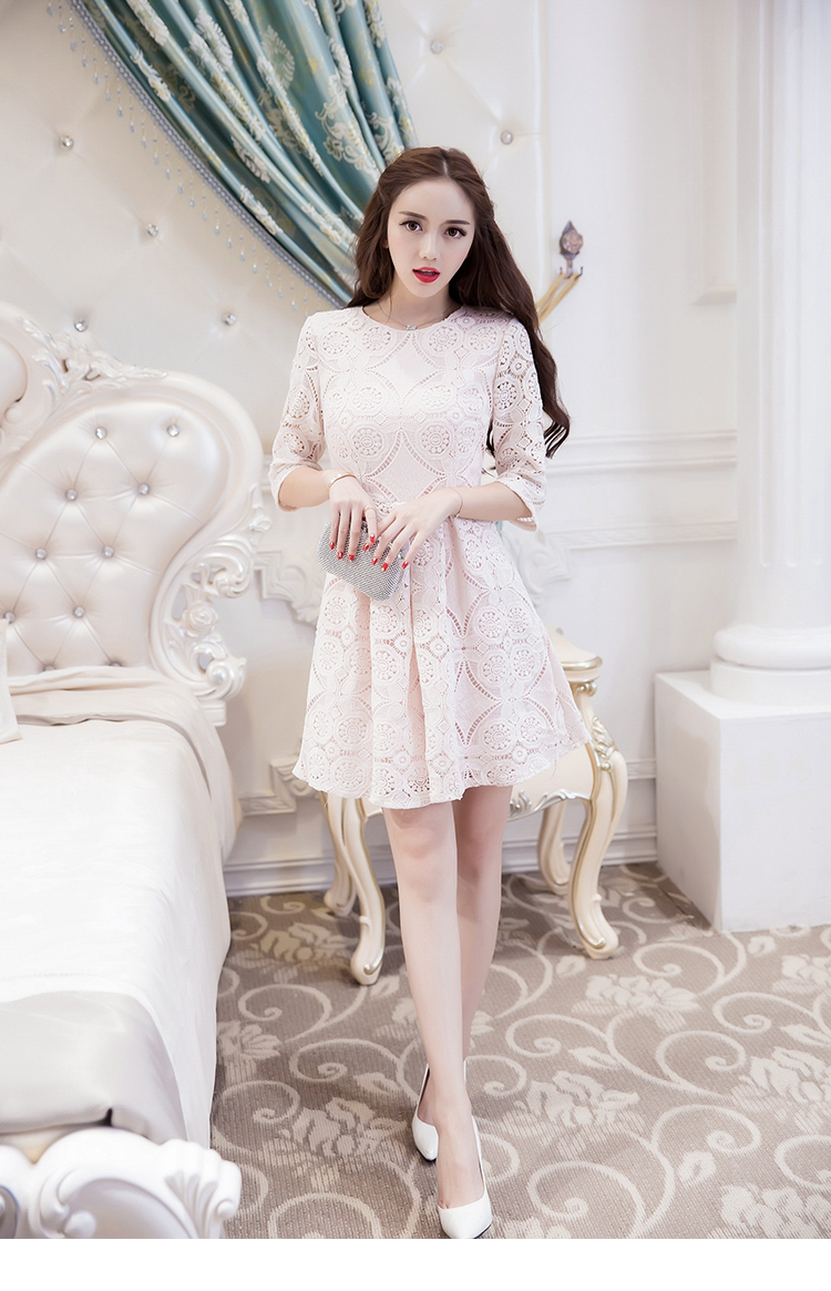 **หมดค่ะ**เดรสผ้าลูกไม้ถักสุดสวยสีชมพูอ่อน แขนยาวสี่ส่วน เดรสเข้ารูปช่วงเอว กระโปรงทรงเอ มีซิบด้านหลังลำตัว มีซับใน สวยมากๆๆค่ะ