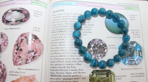 สร้อยข้อมืออะพาไทต์ (Apatite)