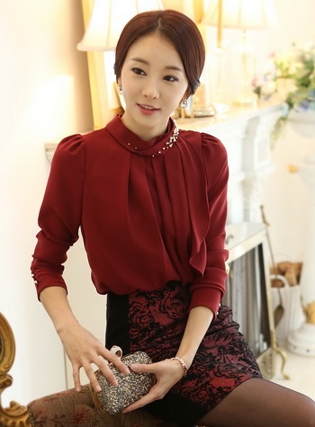 **หมดค่ะ**เสื้อใส่ทำงานผ้าชีฟองสีแดงแขนยาวคอเต่า ดีเทลตกแต่งคอเสื้อด้วยมุกสลับลูกปัดสีทอง สีเงิน สวยคุณภาพดีเหมือนแบบค่ะ